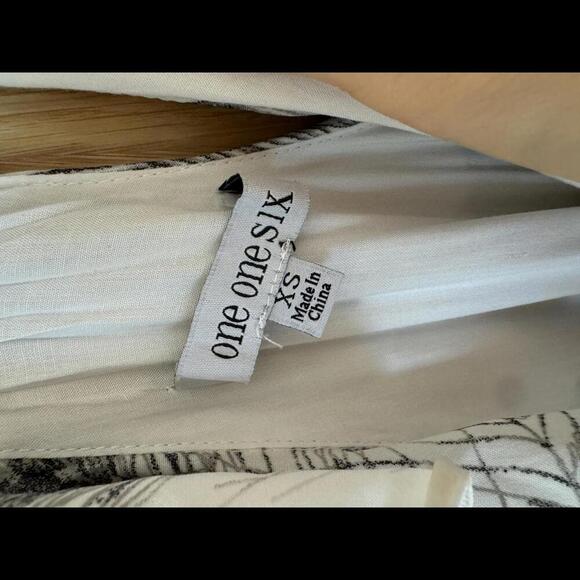 ONE SIX ONE – Ruffle Trim Feather Printed Wrap Dress - Size Extra Small - Picture 5 of 5